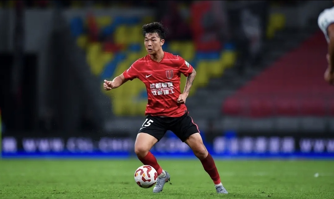 恒大冠军中场或加盟辽宁铁人，国青后卫+26岁即战力，也有意加盟新赛季中超联赛非常