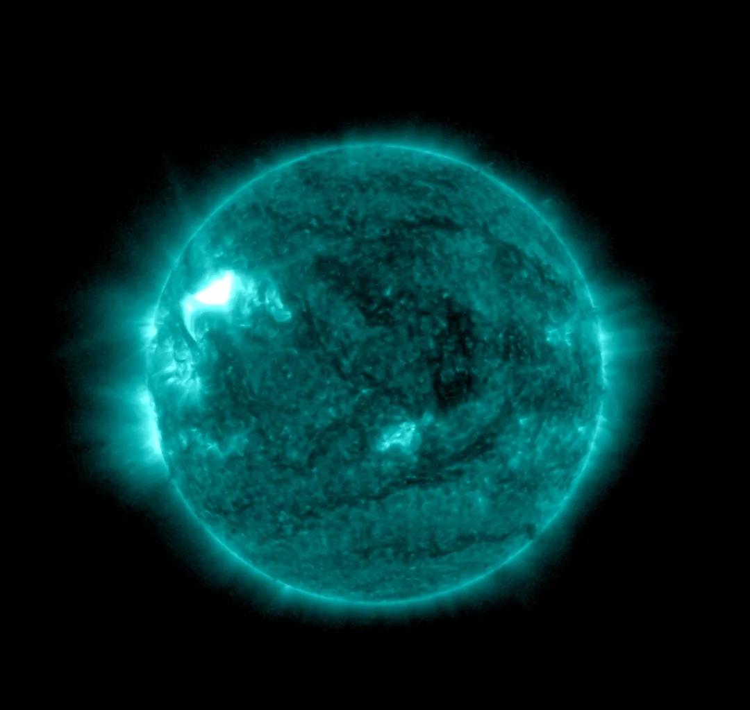 从11月5日晚间19时19分到11月6日的清晨06时07分，太阳再次耀斑两连暴，