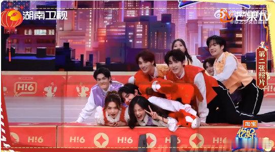 李一桐这照片也太美了被这组镜头狠狠惊艳到！清新甜美又大气，笑起来甜度超标，太养眼