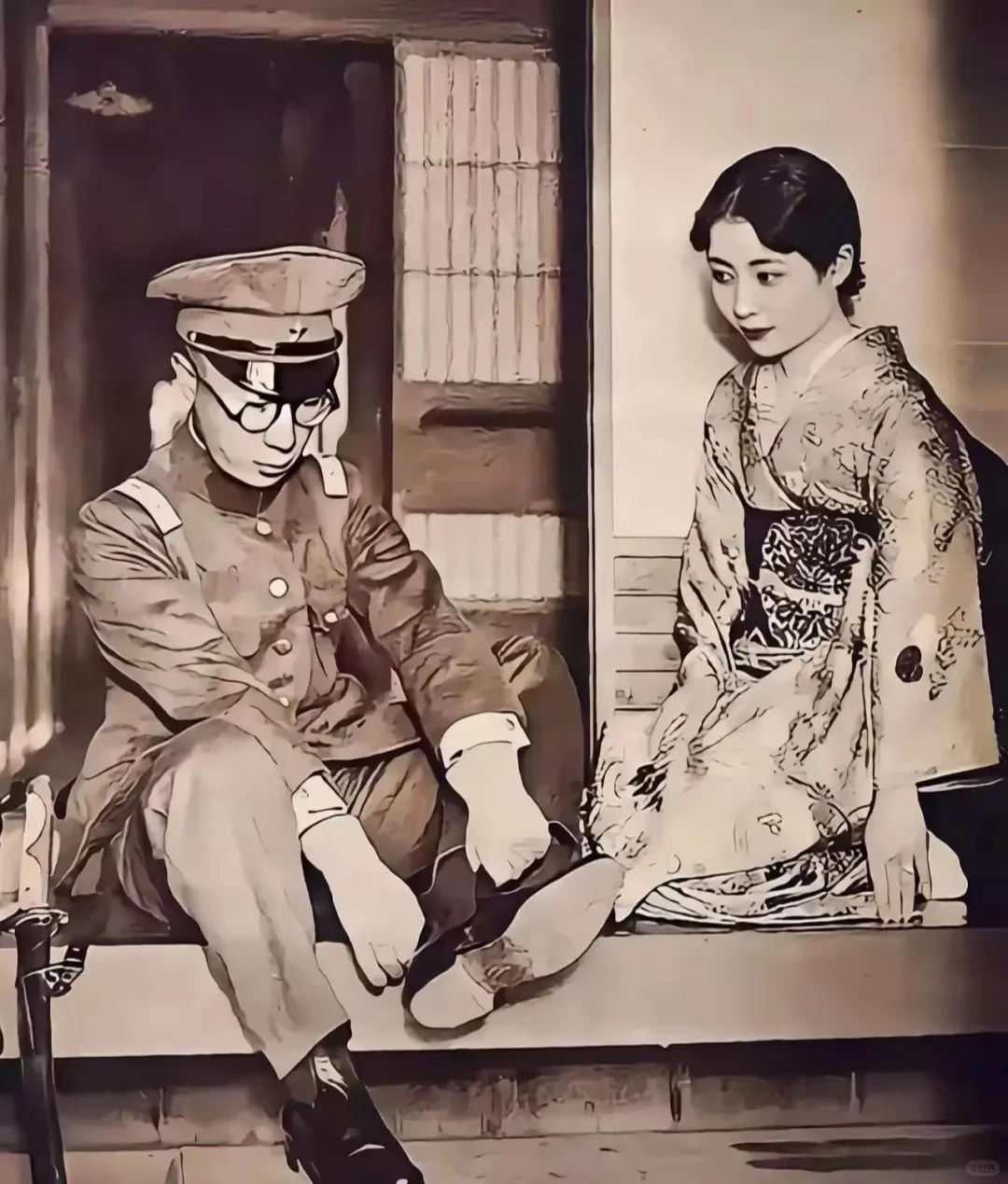 末代皇弟溥杰，在日本妻子的含情脉脉下，似乎连鞋都不会穿了。 ​这个内心...