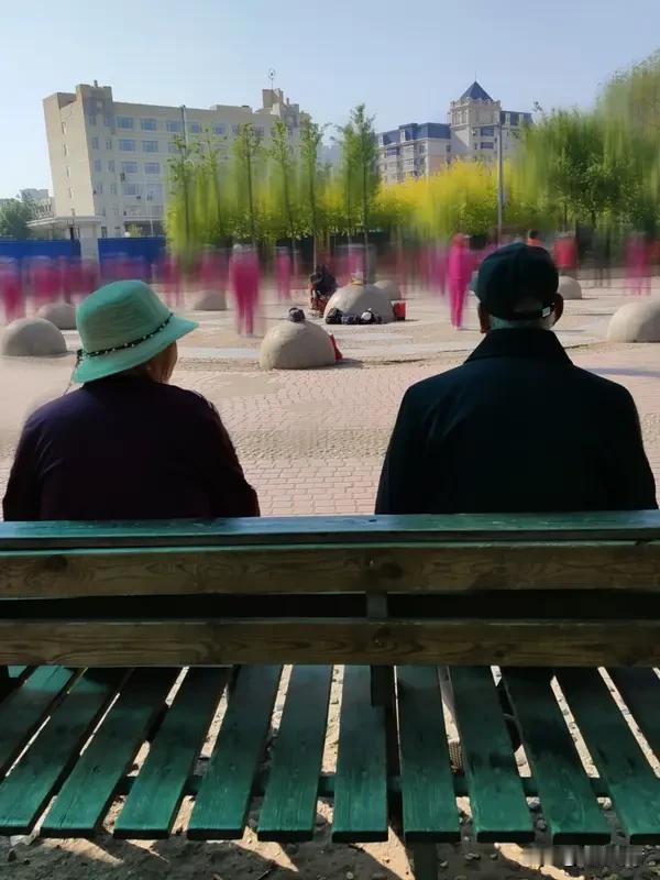 岁月更迭中，幸福的晚年图景不断变迁。曾经四世同堂、儿孙绕膝是最大的慰藉；如今独生