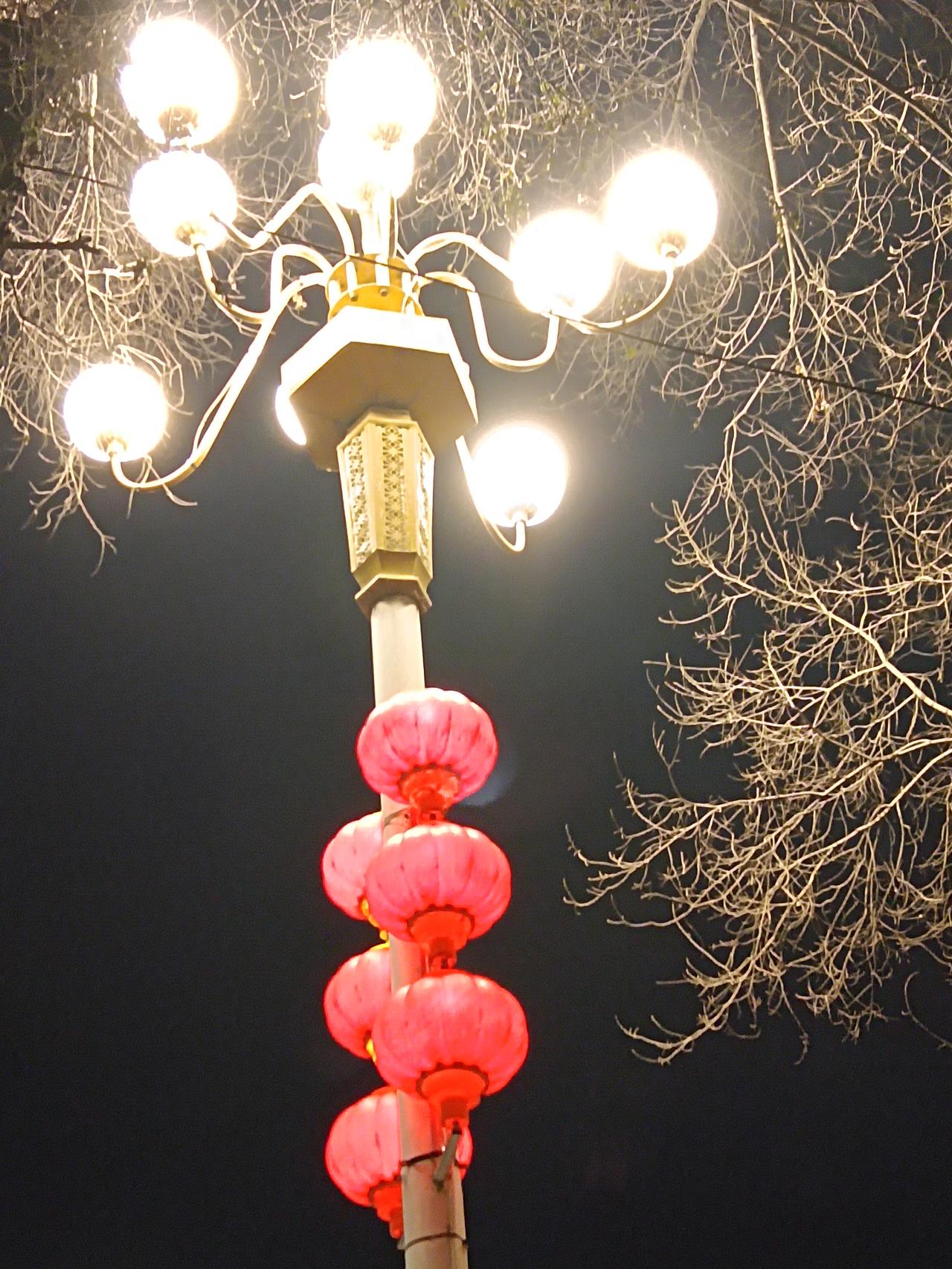 上联.香烟点孤独，邀对下联下联：明月晓乡愁。