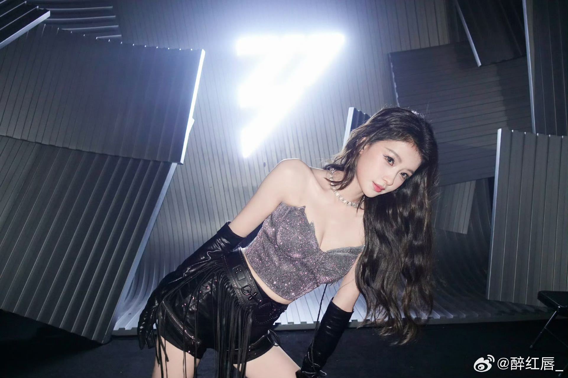 孙怡紧急撤回一个盘腿 孙怡真的是乘风里的松弛感担当，别人都在端庄她在那盘腿，被镜