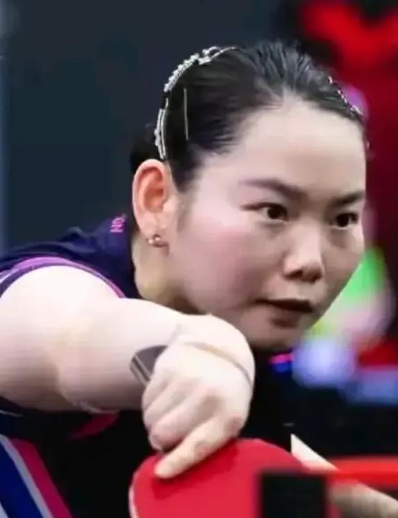 终于明白！为什么其他陪练都走了，何卓佳不走。她跟莎莎原来有四个人陪练小组，后来孙