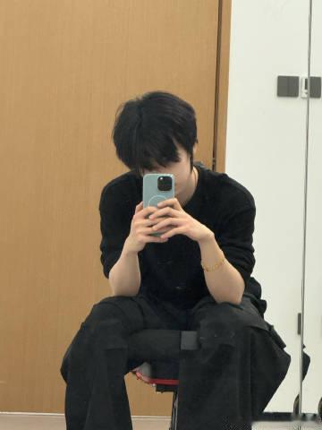 贺峻霖你终于找回对镜自拍的技能了贺峻霖叫自己贺峻霖 ​​​终于找回对镜自拍的技能