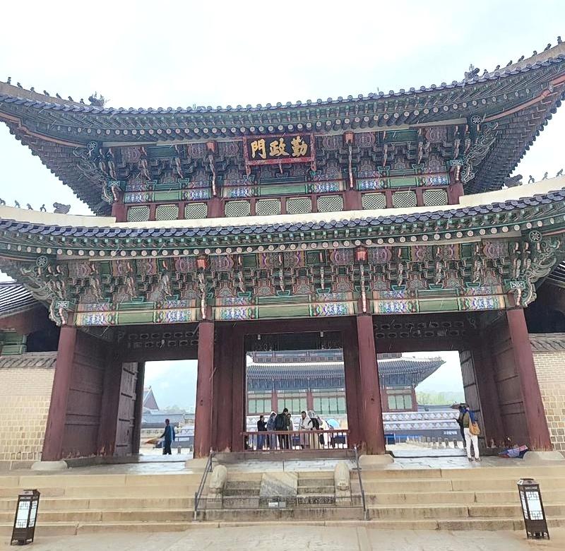 韩国人抱怨被中日联手做局，成全球冤大头！

事件起因是被誉为韩国历史遗产——景福