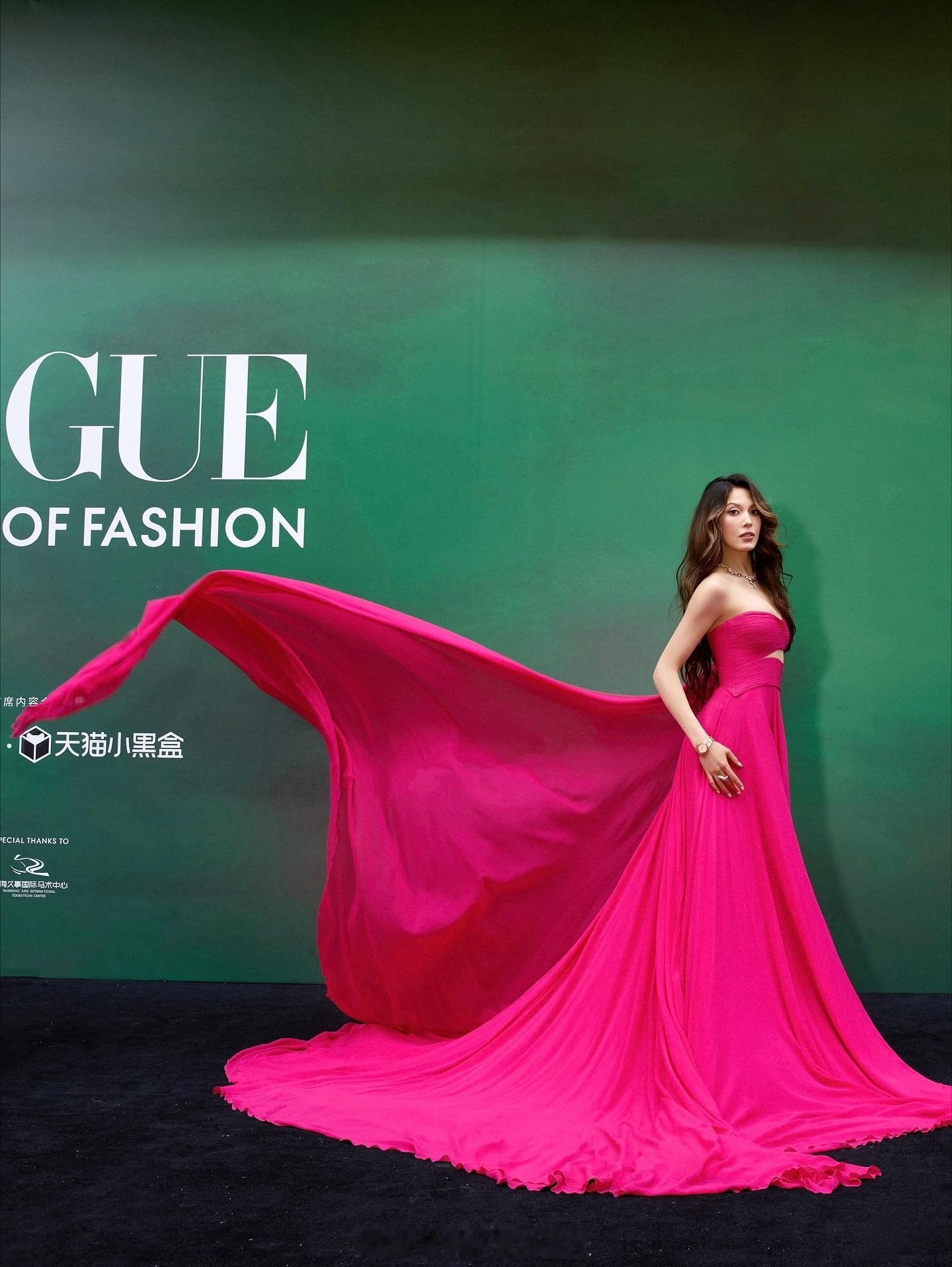 上帝到底为谷爱凌关了哪扇窗 23日的上海VOGUE盛典给出答案：她根本没给上帝留