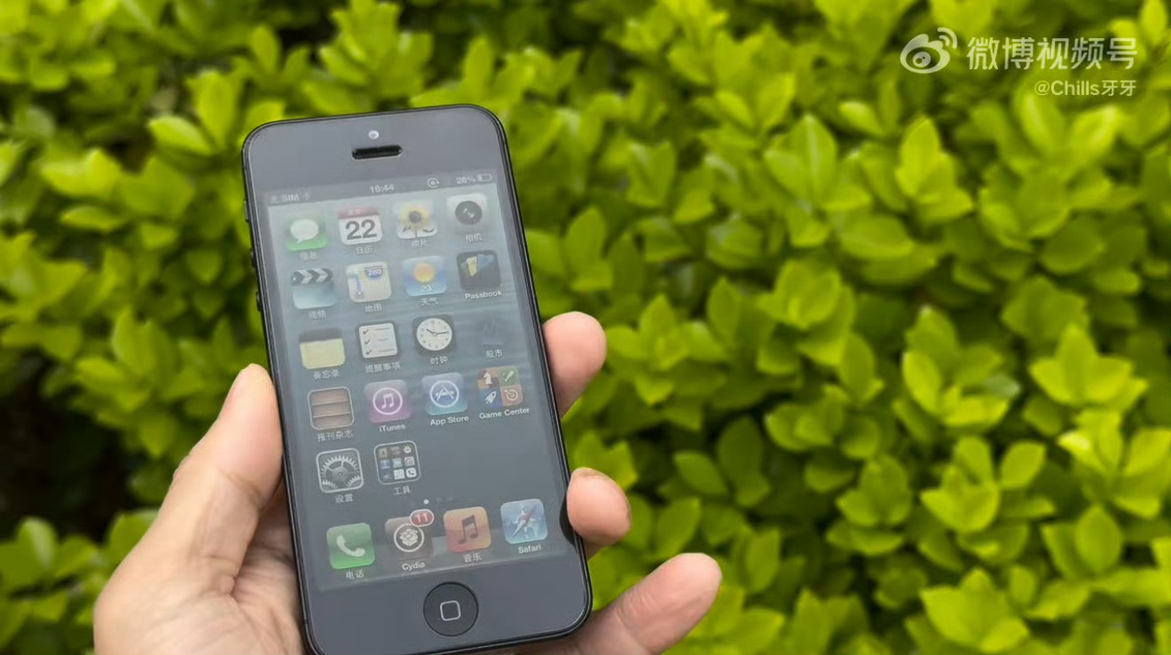 还是喜欢iOS曾经的拟物化，哪怕现在把iOS 6 的手机拿出来，我都要赞美一下，