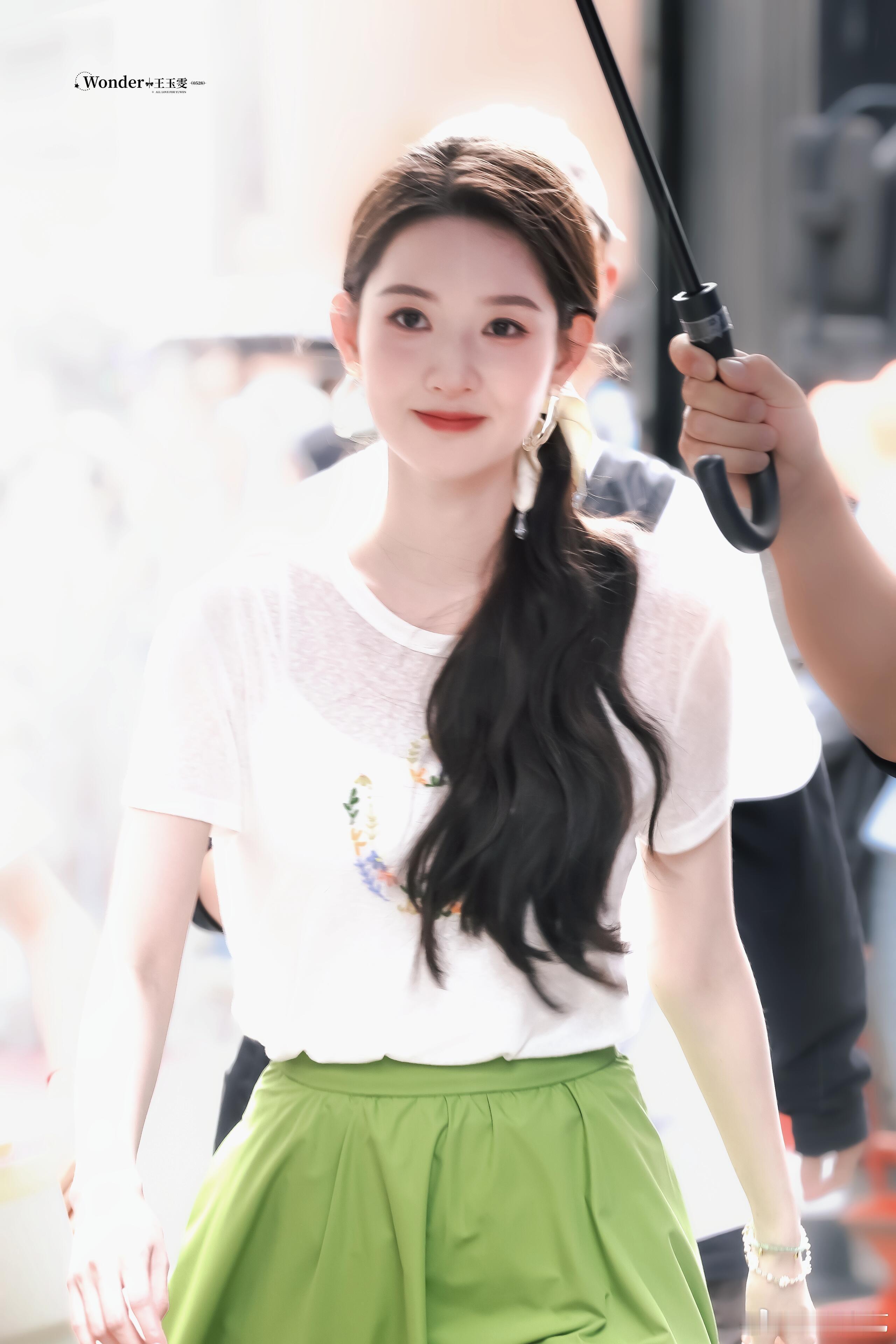 王玉雯九宫格每张都很上镜王玉雯独一份清甜少女感王玉雯小城春色九图每一帧都细腻耐看