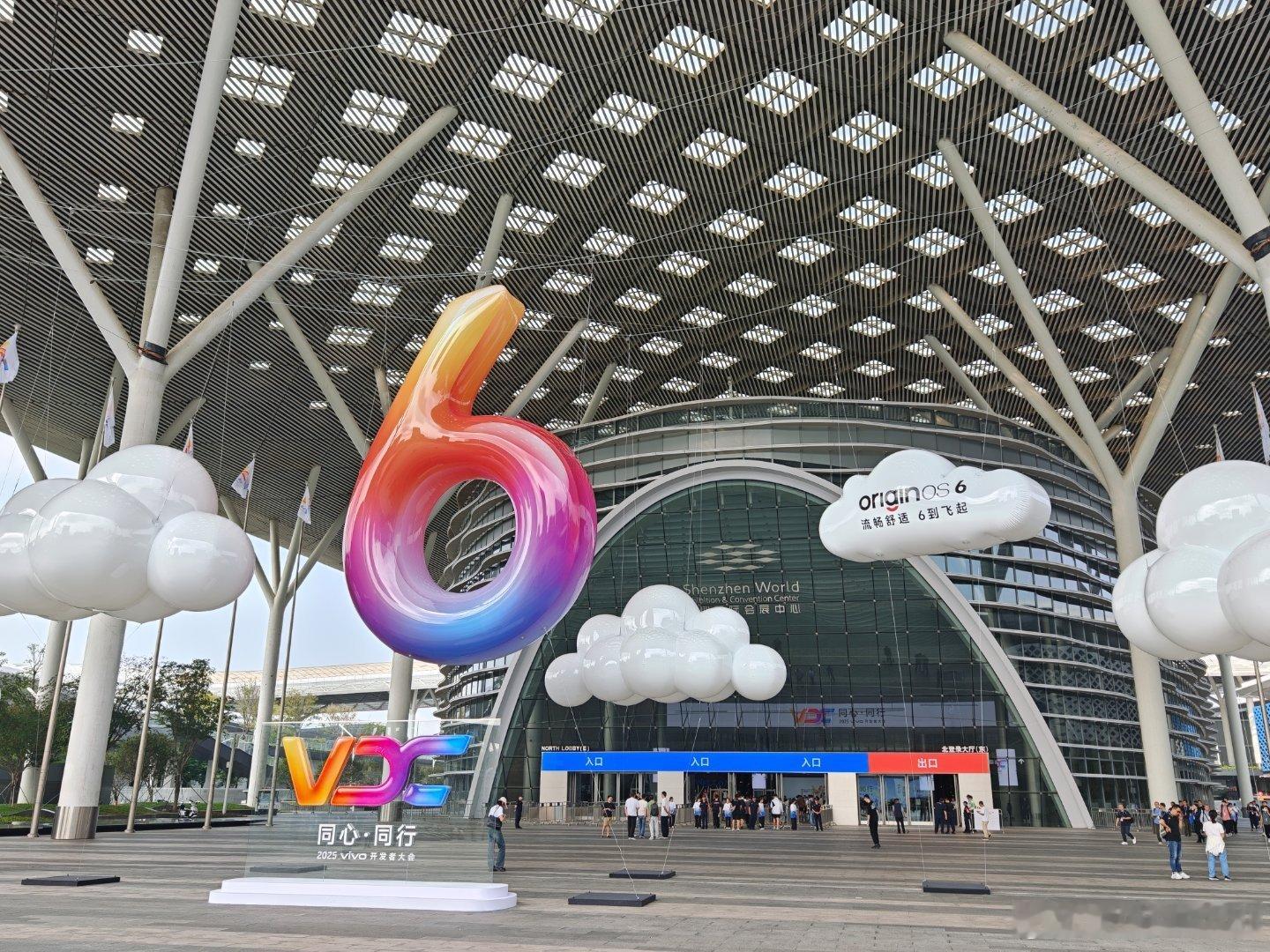 来了来了，已抵达2025vivo开发者大会 现场啦，十点见！ ​​​