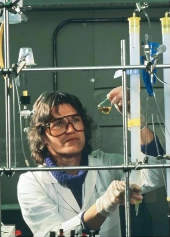 1996年，一名女科学家在试验时，不慎将两滴化学试剂滴在了橡胶手套上，她立刻摘下