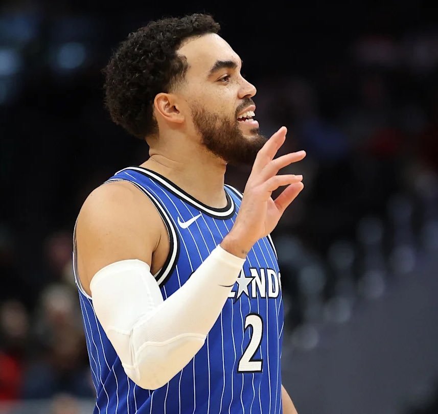 截止日交易消息：老将控卫泰厄斯·琼斯被交易到达拉斯，独行侠将刚刚从奇才交易得到的