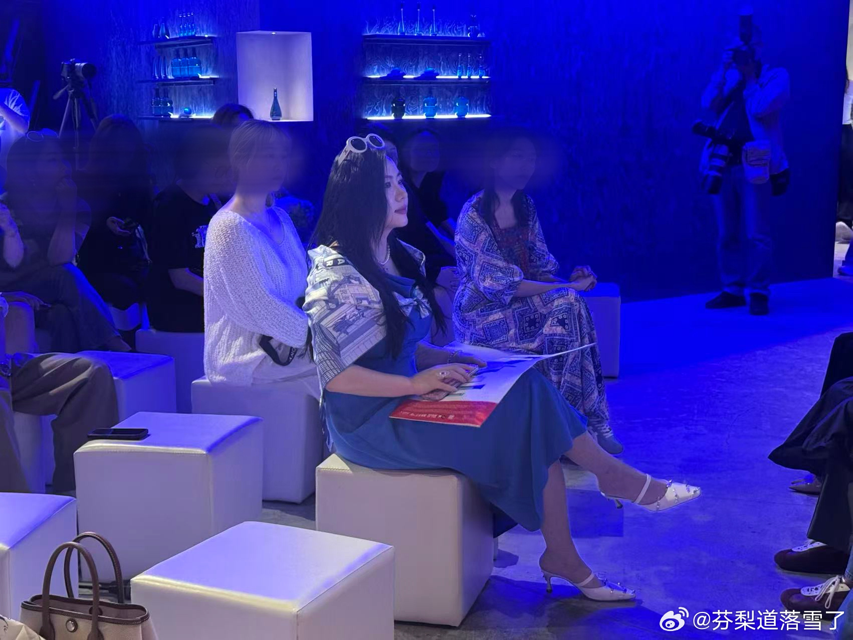 周五加班到现在默默欣赏几秒昨天朋友拍的照片终于下班了！本周成就感满分💯各位周五