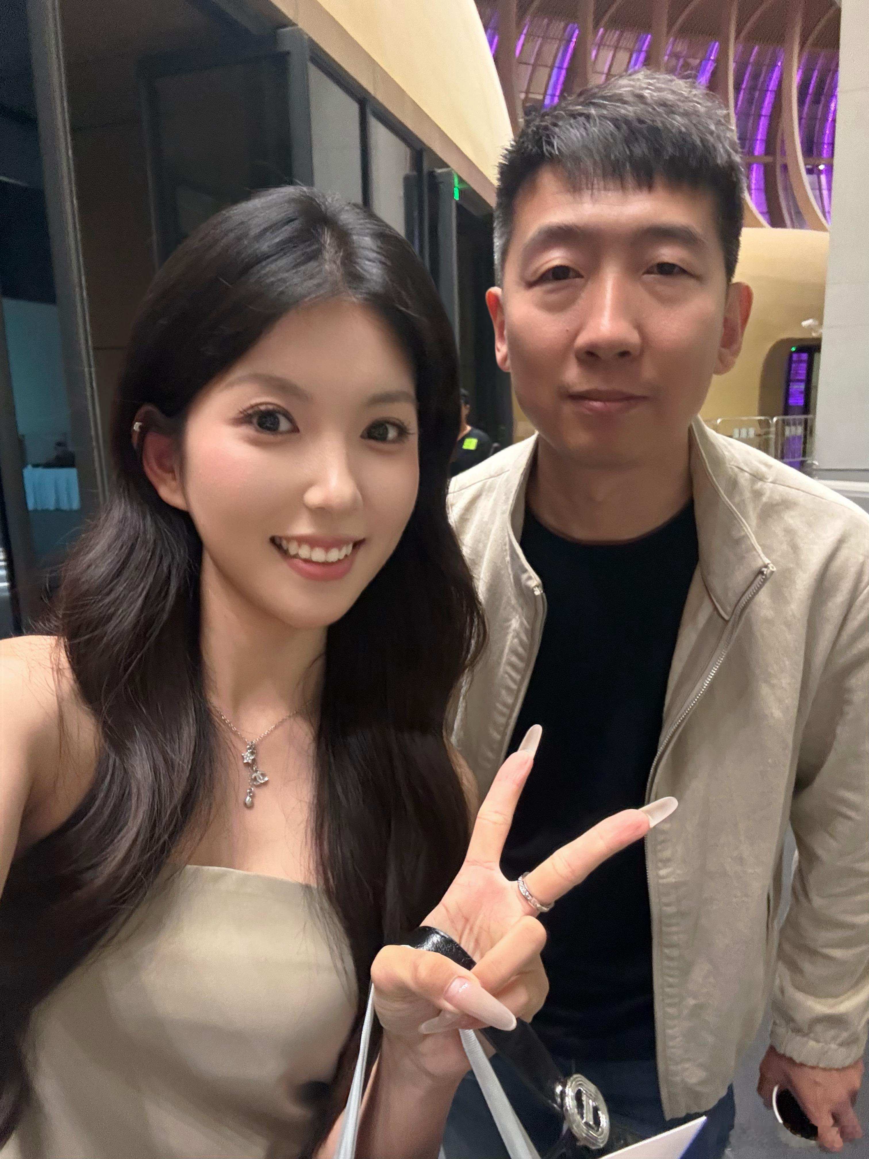 看看我在鸿蒙智行发布会偶遇到了谁见到斌哥第一句就是：“终于见到真人了 太帅！”哈