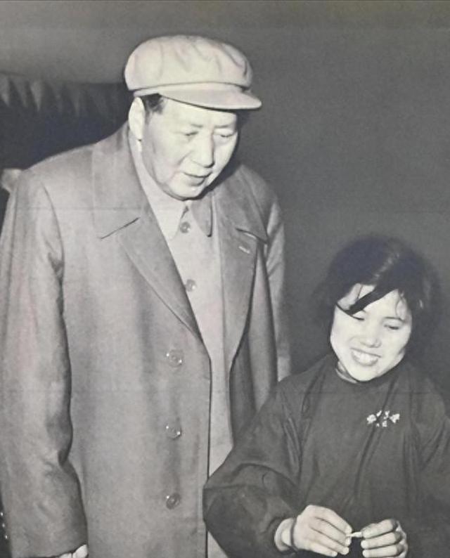 [微风]1958年，沈阳电器厂车间里，所有工人埋头苦干，对巡视的大领导不理不睬。