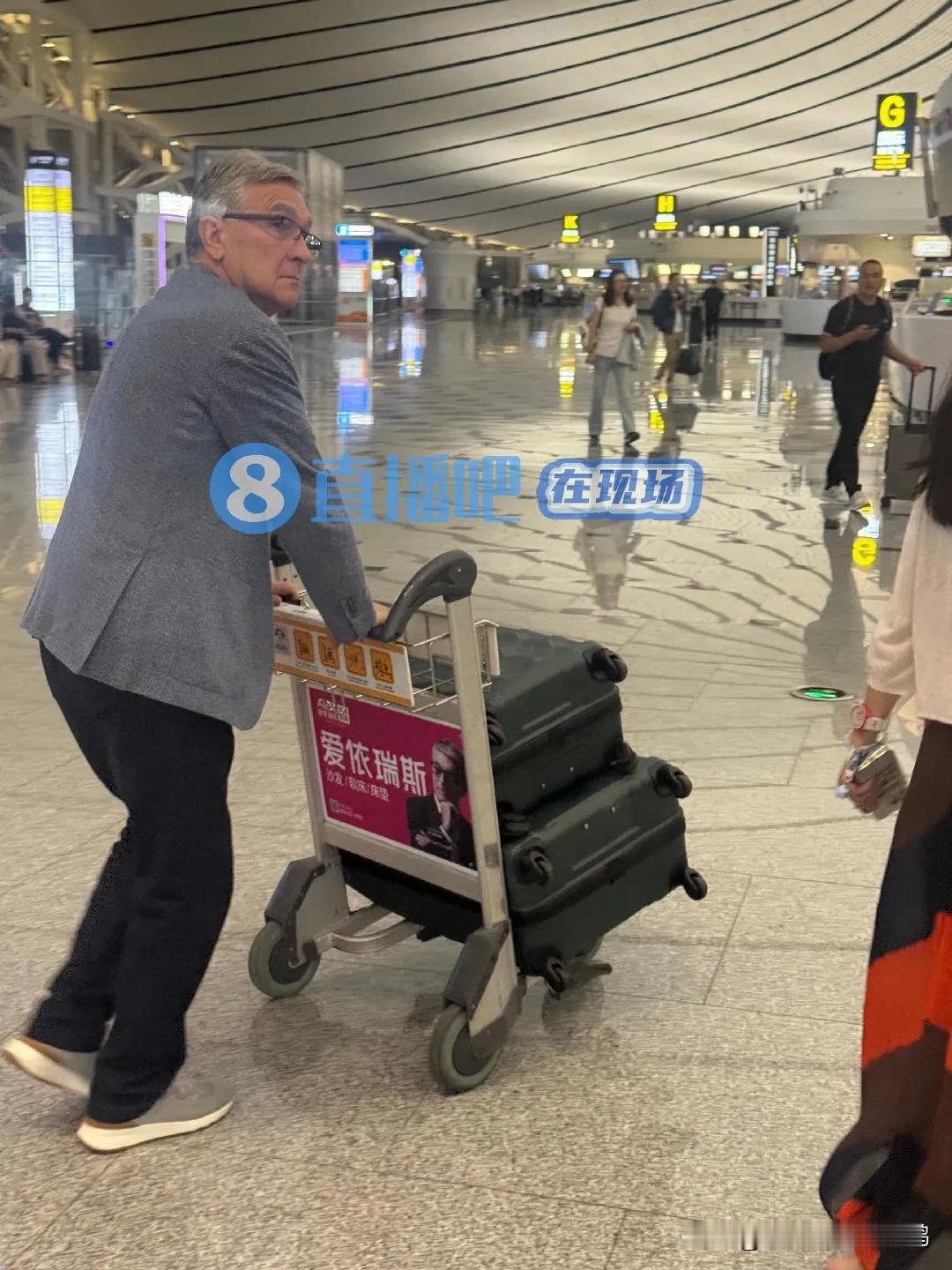 #伊万被解雇后凌晨乘机离开中国#
以中国男足现在的水平，换哪个成名的主教练执教都