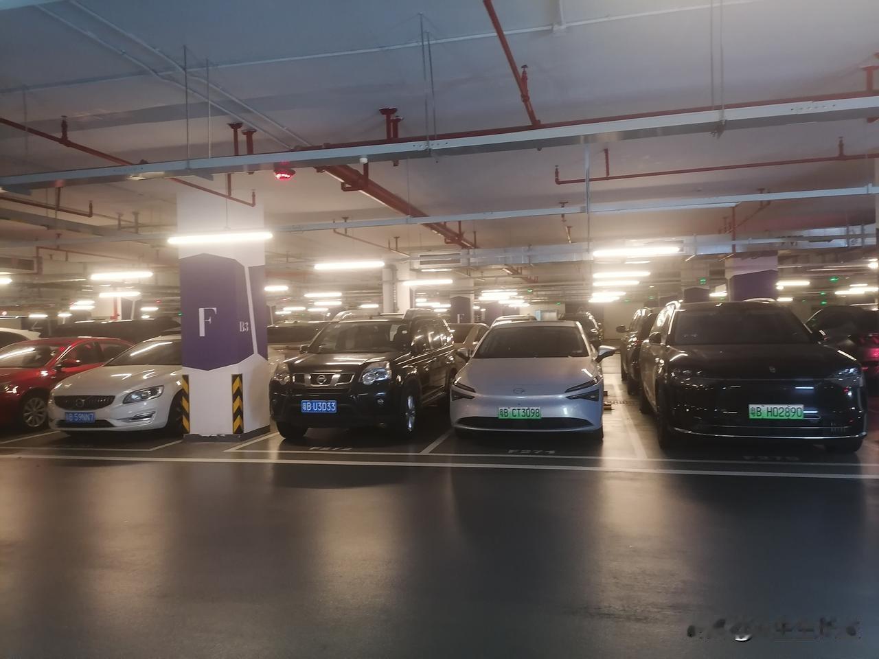 深业上城地下停车场摆满了车，人流车流确实很大！