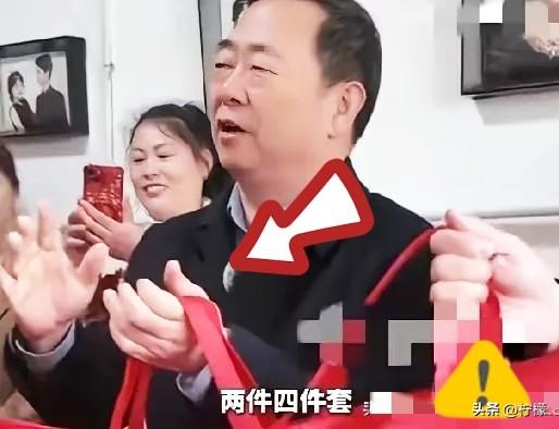 近日，
山东梁山县的一场婚礼可算是火了。
婚礼当天，政府工作人员都亲自上门送祝福