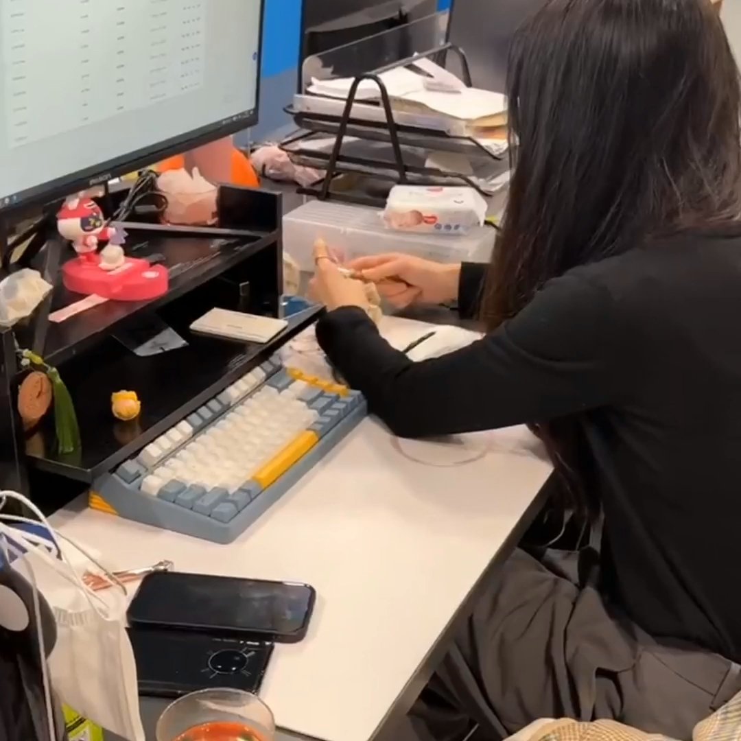 偷感很强的同事今天又双叒叕离谱了！👀 她把工位围成“毛线结界”，从抽屉掏出五颜