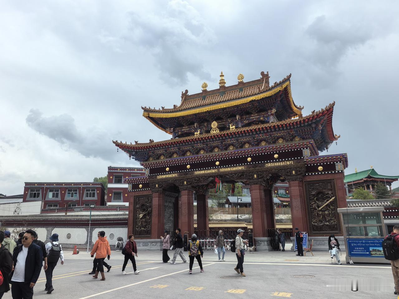 同样是医院，为何你这样与众不同？青海塔尔寺藏医院--
       纯藏式庙宇宫