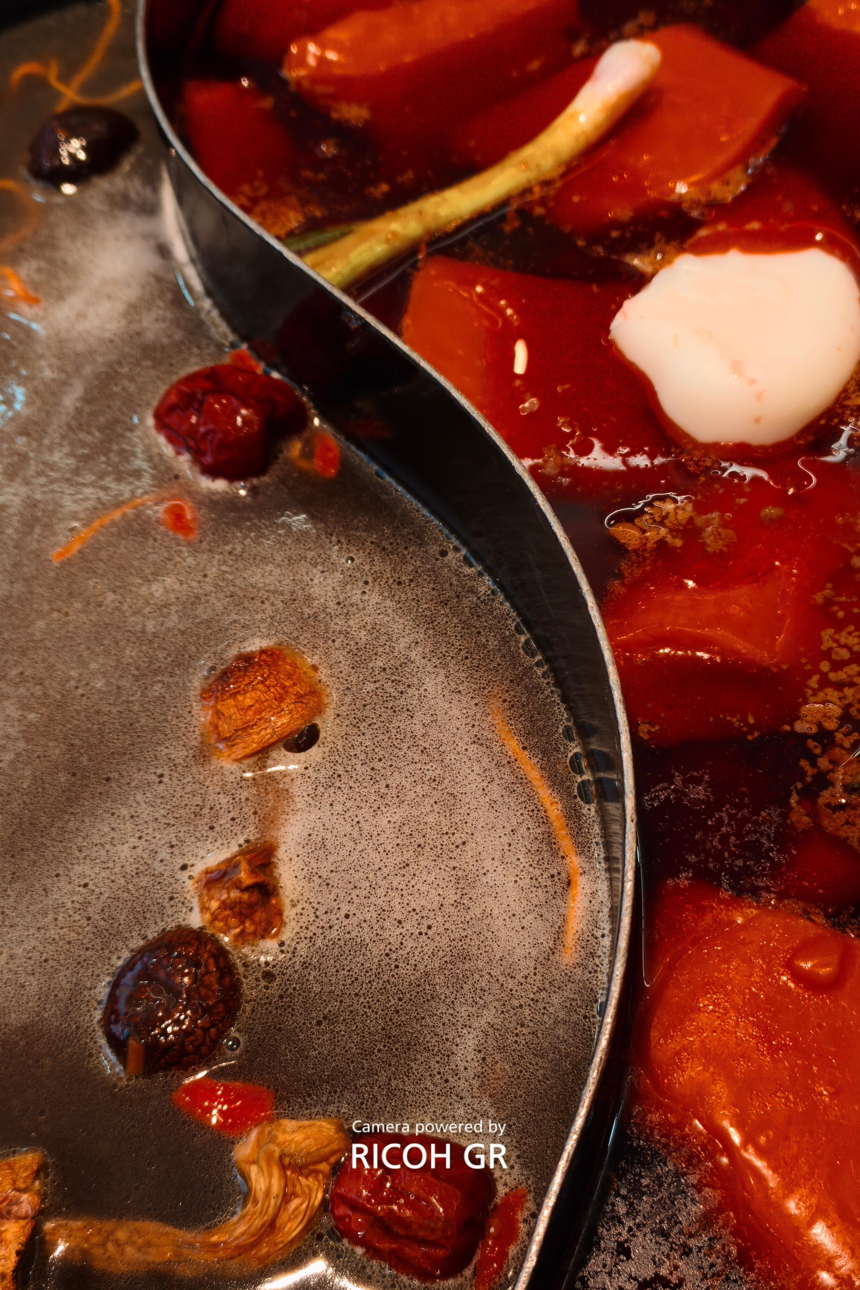 理光GR拍美食也可以哈～但真我GT8 Pro本身是自带“美食模式”的，拍出来就是