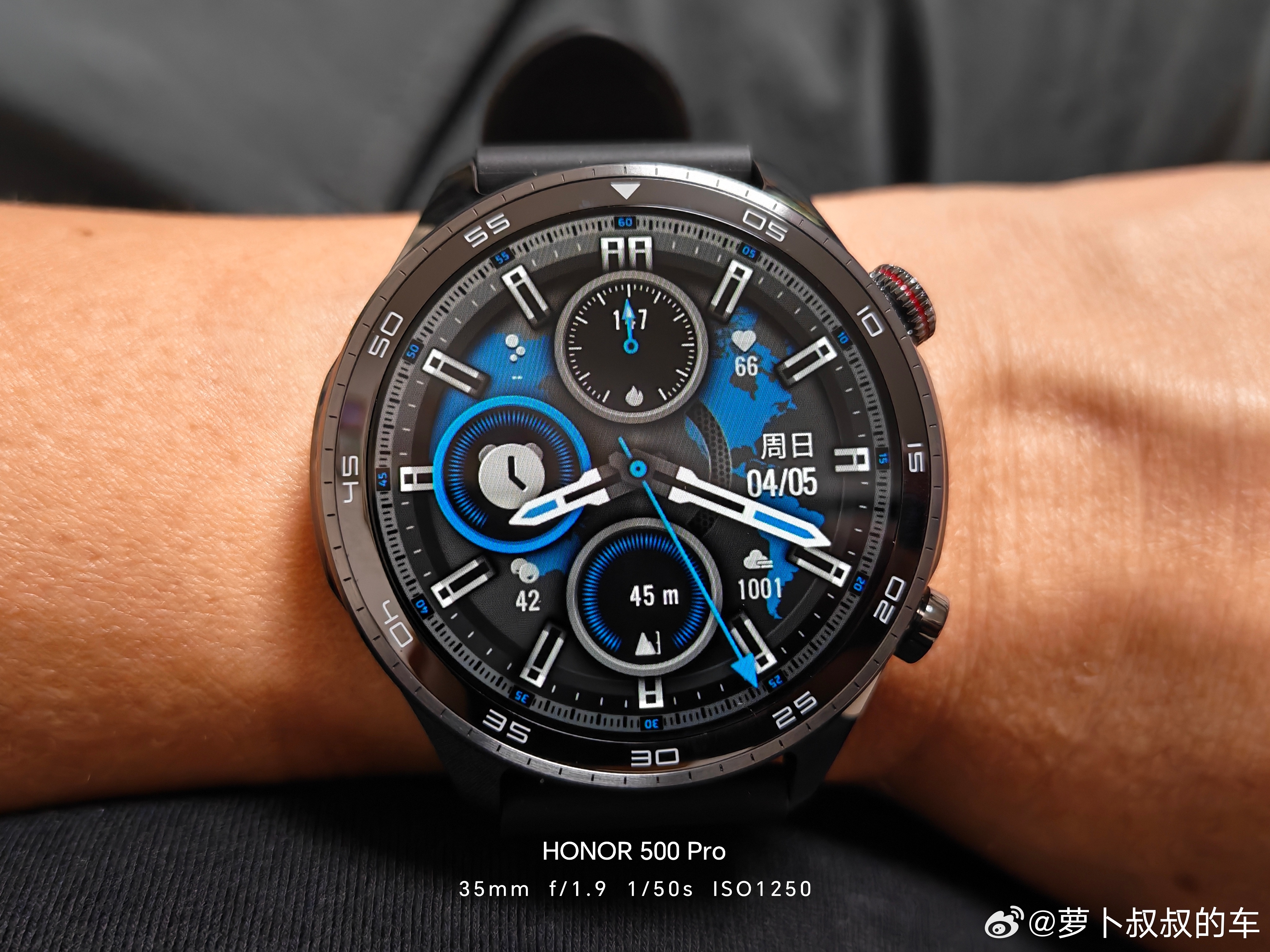荣耀手表5这个表盘深得我心，内心还是喜欢蓝色的，只可惜官方表带没有蓝色的，那就黑