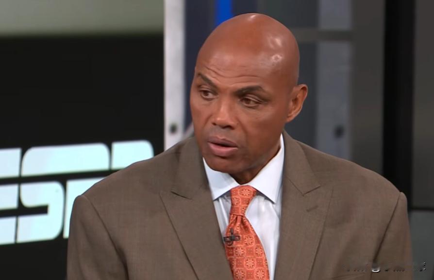 巴克利：若詹姆斯未能在退役后首轮入选名人堂，将邀请他加盟ESPN共事，我亲自雇你