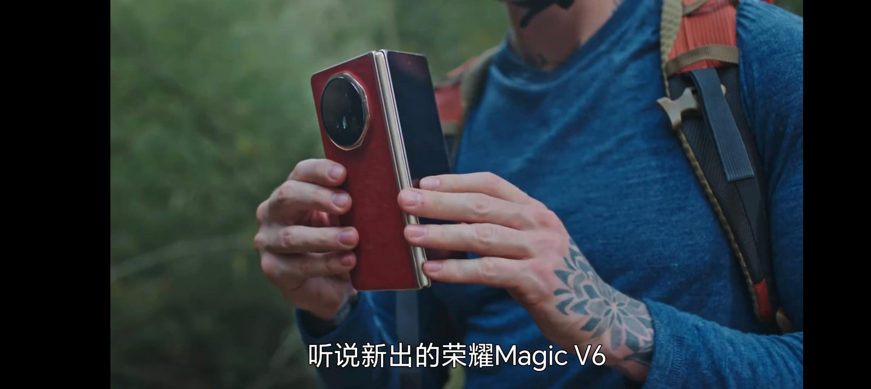 荣耀Magic V6的铰链强度这么高，直接用来支撑滑索了。80Kg重量～