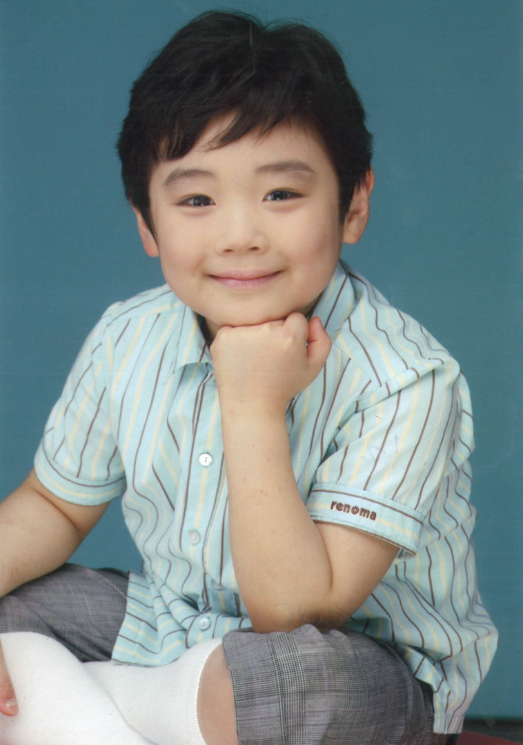 新公开的朴志训儿时照，从小眼睛就blingbling的！ 