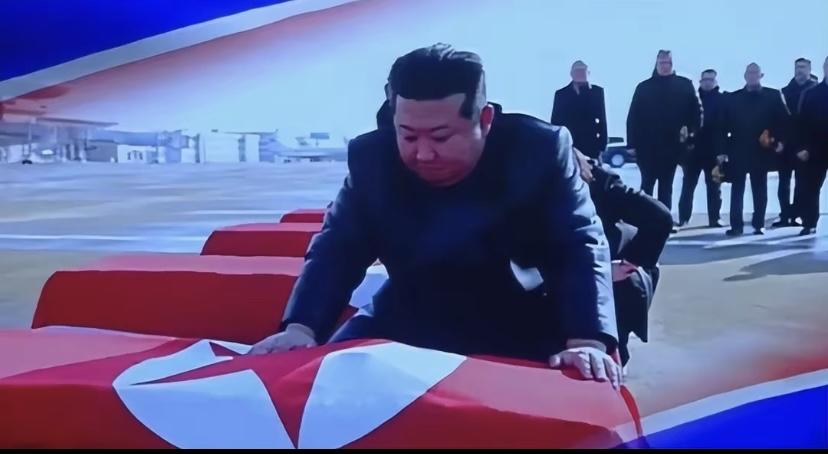深切哀悼！金委员长亲自迎接阵亡的将士遗体回国，蹲地双手扶棺流泪以示悼念，亲手盖上