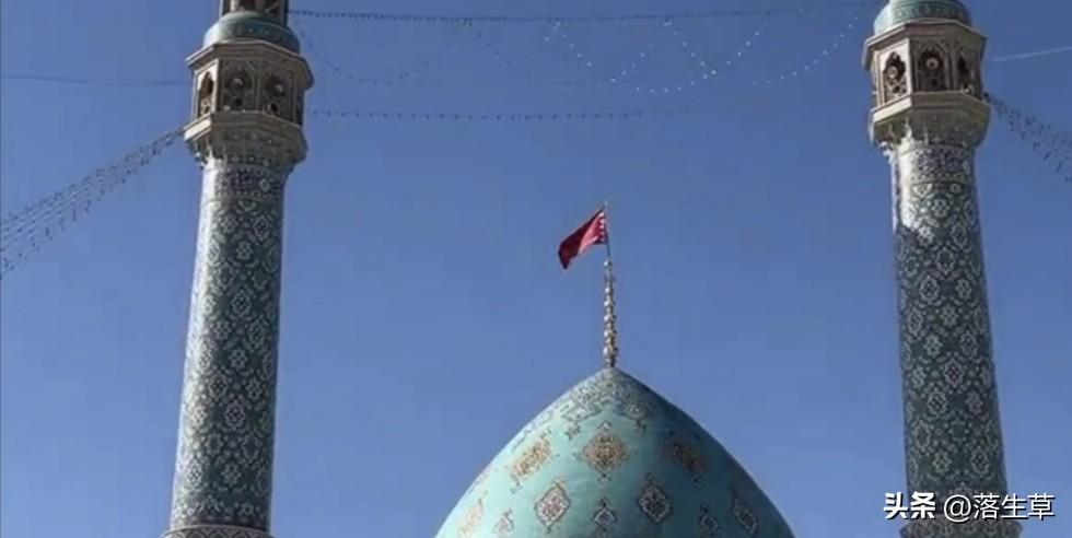 伊朗升起黑旗以及红旗！

在伊朗最高领袖哈梅内伊死亡确认后不久，哀悼者就已在马什