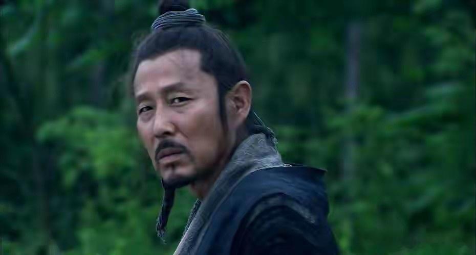 堂前，一口大铁锅正烧着滚沸的水。栾布被人摁着跪在地上，铁链拖在石板上，发出刺耳声