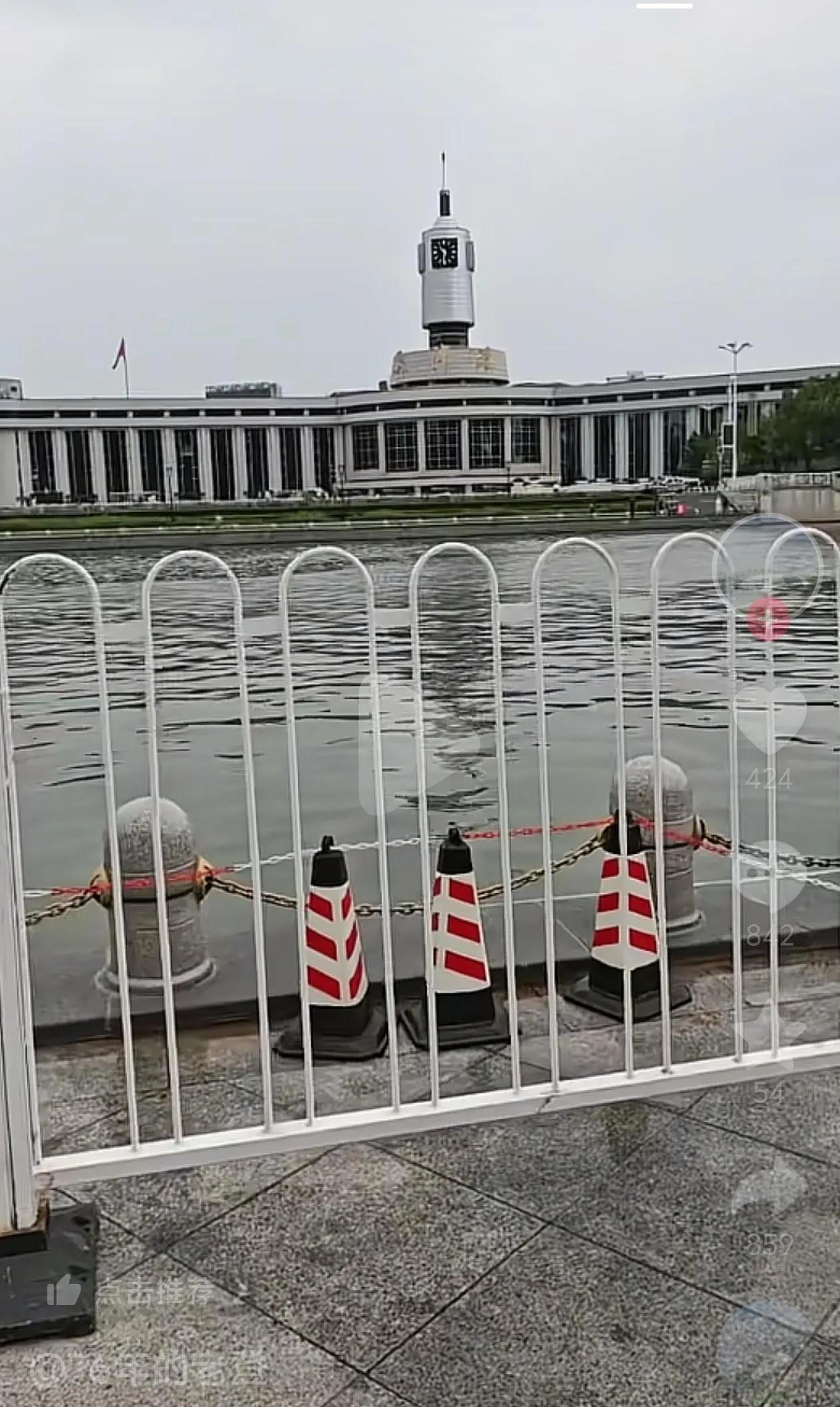不太赞同天津津湾广场安装这样的防护栏！
津湾广场是天津的一个重要旅游景区，其中有