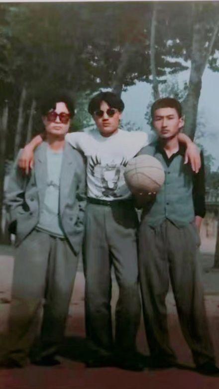 1997年高考前夕的一个上午，打完篮球后和云卿、正太三人在操场东边杨树下的合影。