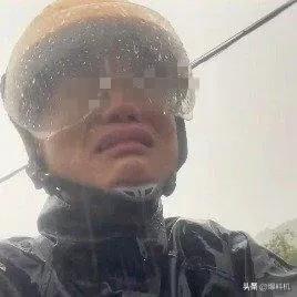 真替这兄弟难受！失业了刚开始跑外卖，遇到了下雨，跑了三单，2单超时，1单途中摔倒