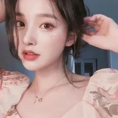 甜美少女风，粉色花卉连衣裙，精致妆容，可爱妆容，少女心爆棚