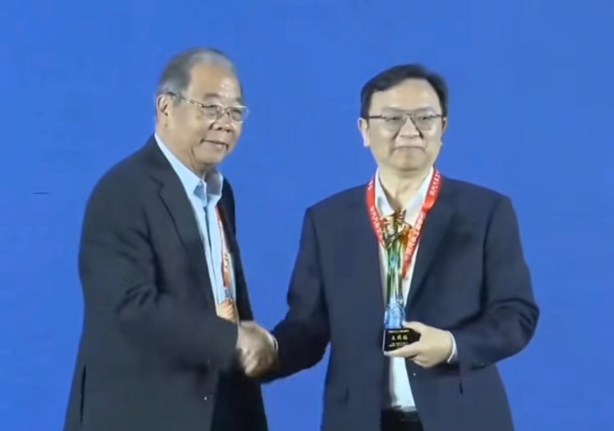 比亚迪老板王传福跟许家印有一个相同的地方，那就是都喜欢大和多。王传福和许家印都喜