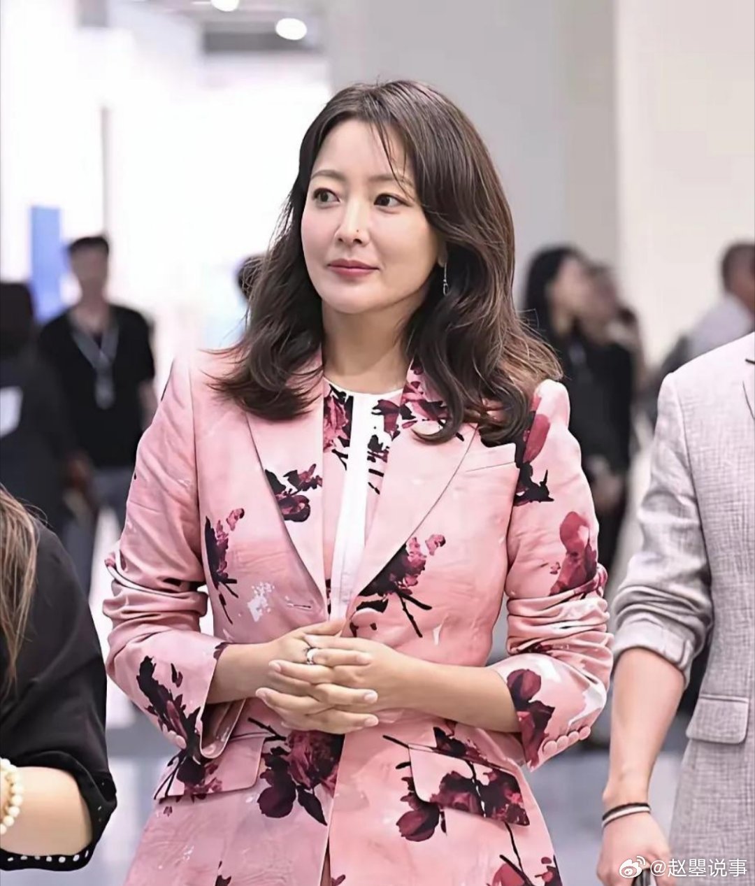 当年的女神也抵不过岁月的洗礼，整张脸明显发福，走在人群里看起来就像大妈了，没了美