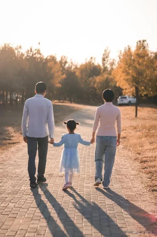 新的一年想多陪陪谁 新的一年，我最想多陪陪父母。过去一年忙工作，和他们聚少离多。