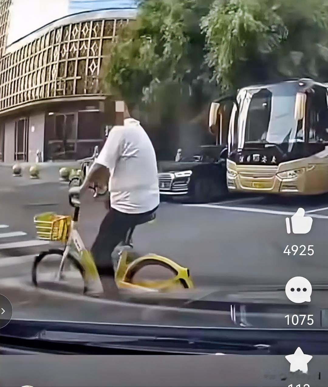 没人治你，我来治你。
00后男子开车在路口拐弯时
遇到骑自行车闯红灯的中年男子，