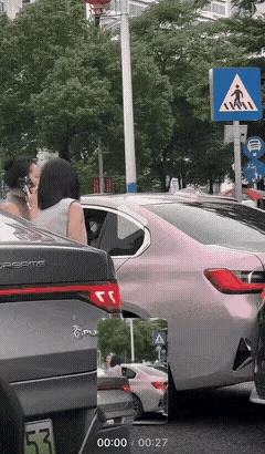 在关键的时刻，自己的孩子都是护着自己的母亲，这是天经地义的事情，这个孩子最难能可