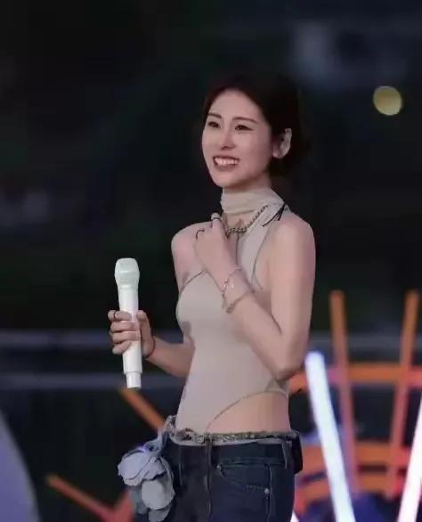 就因为穿的这件衣服，
张碧晨又被喷了。
说大庭广众之下不得体，有一种穿着游泳衣出