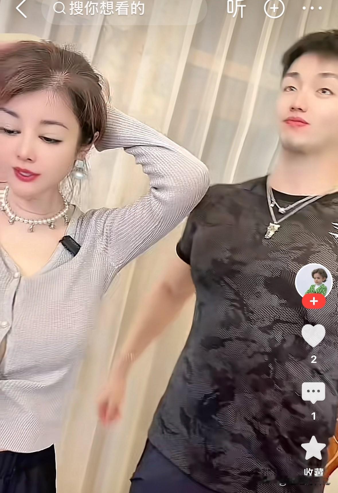 感觉任任就像动画片里的小头爸爸，大大的身体，小小的头晃啊晃的在那里给大家看他的皮