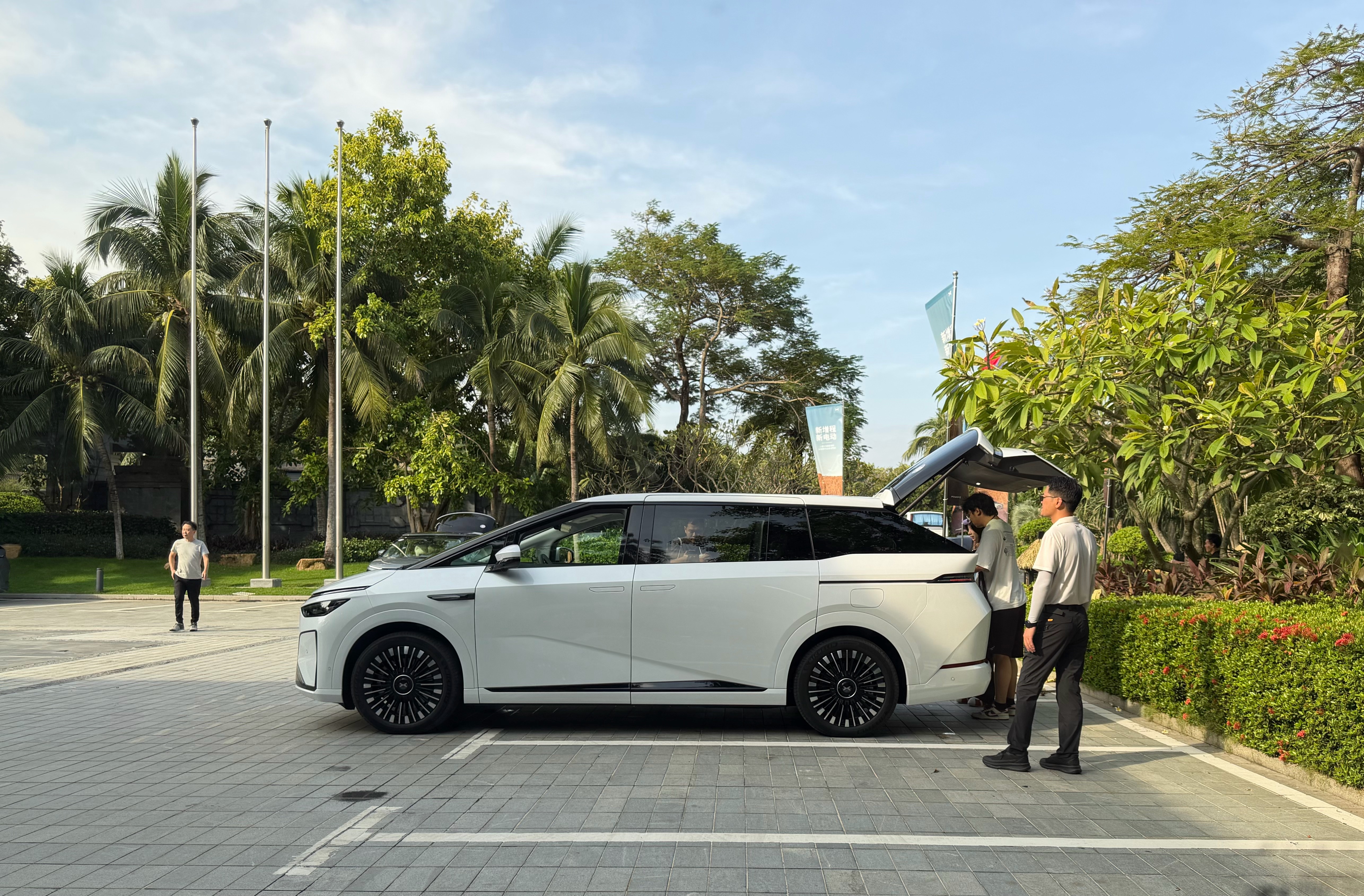 小鹏的X9超级增程版，正在拍摄驾驶体验非常好[嘻嘻] 这个侧面看确实有星舰那味 