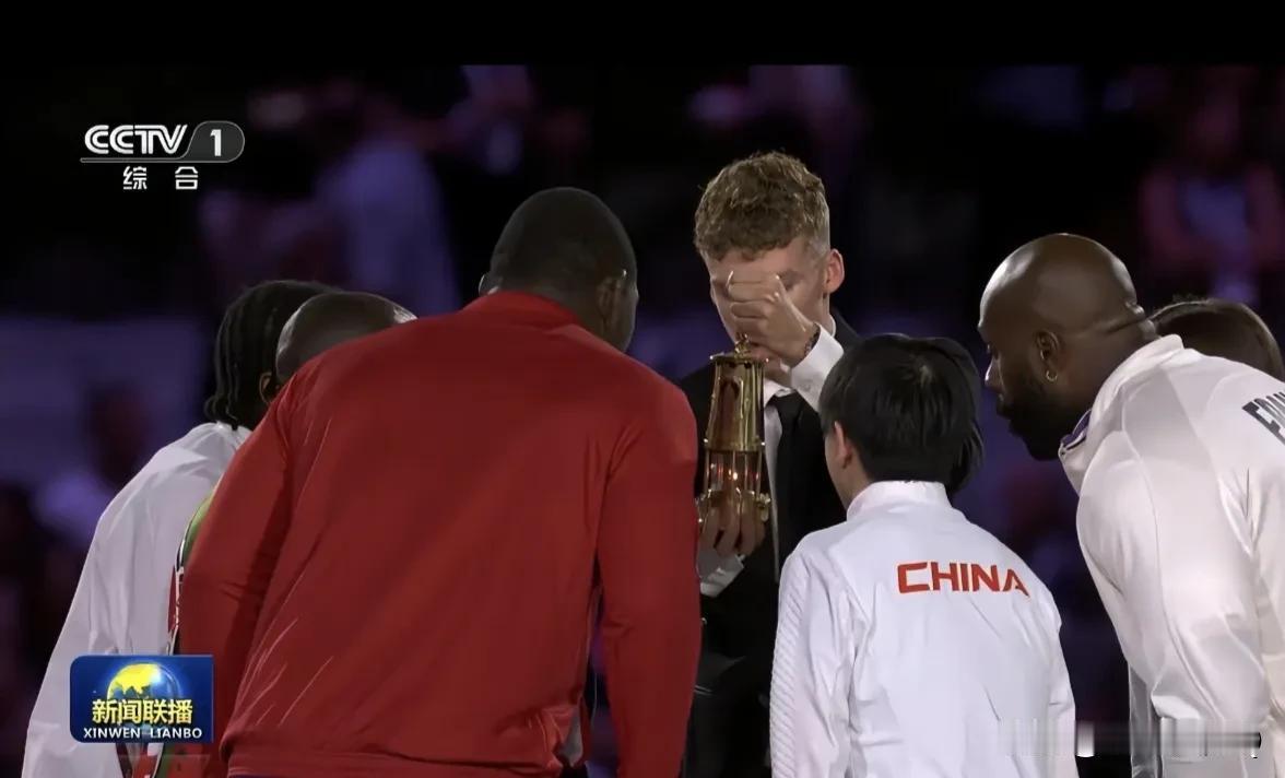 奥运闭幕式，不知道为啥最后选了她代表亚洲参加闭幕式，个子又矮又小，一脸幼稚，这个
