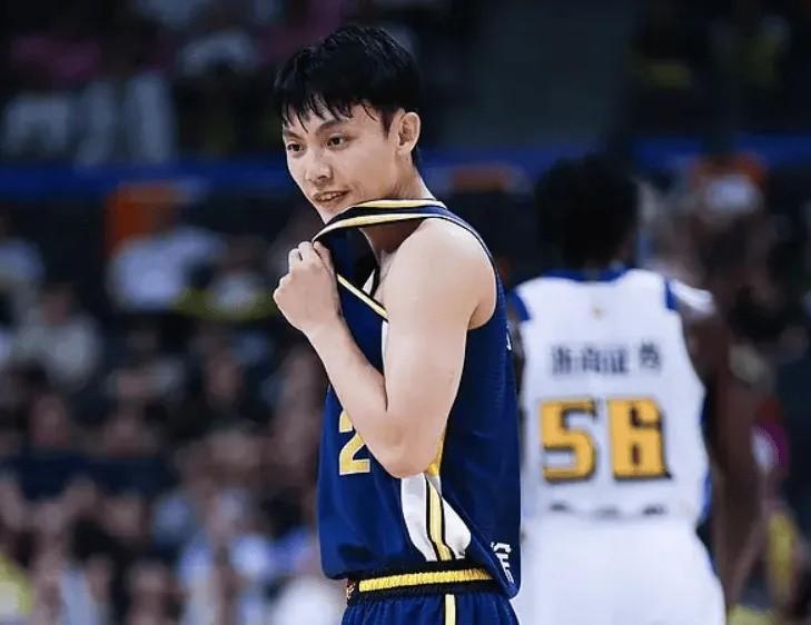 广东大将徐杰确实是太可怜了！在广东主场96-78战胜广厦的比赛中，徐杰全场仅仅首