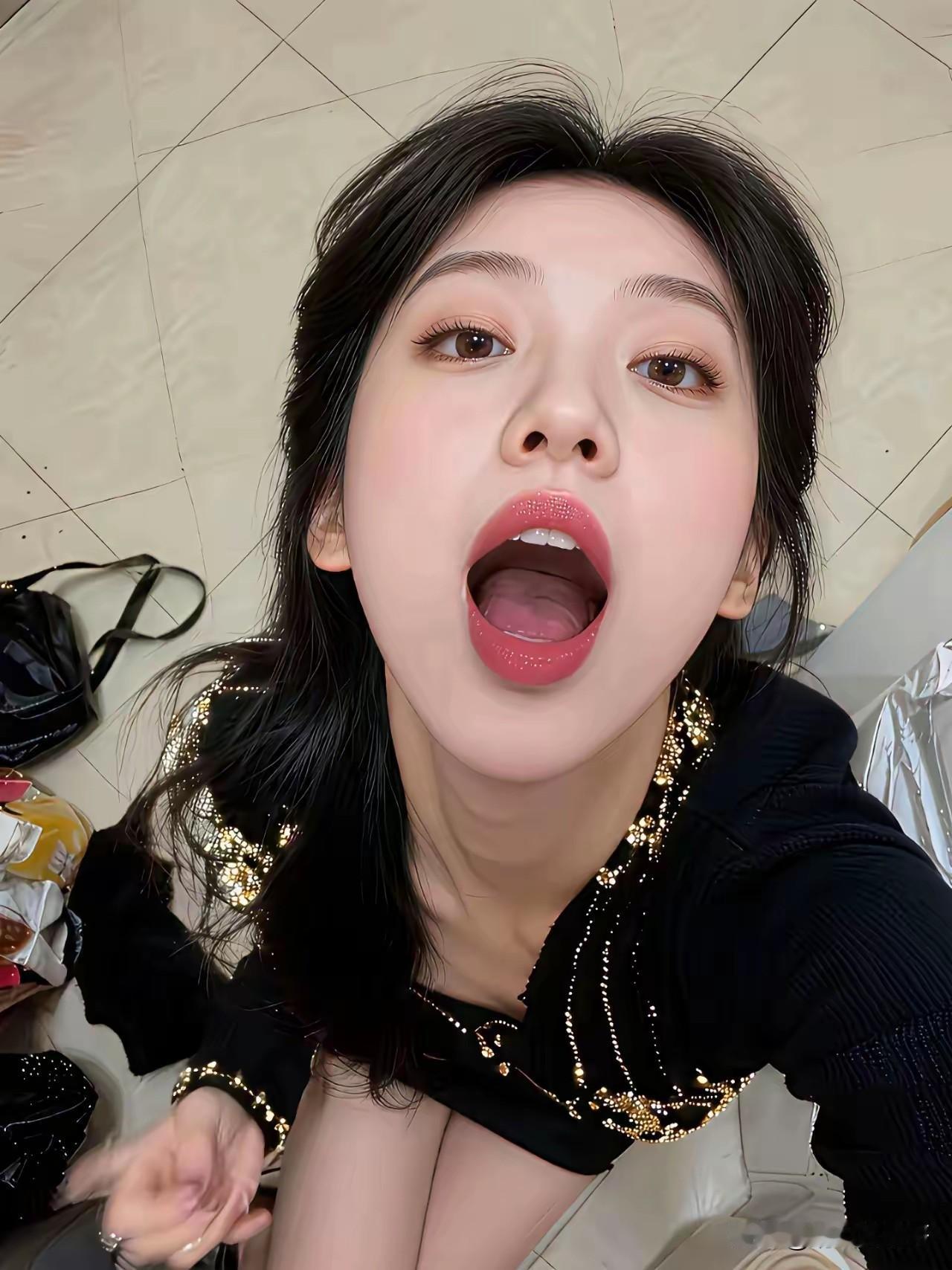 最近某音上经常看到这种自拍或者AI合成的，她们想表达什么？