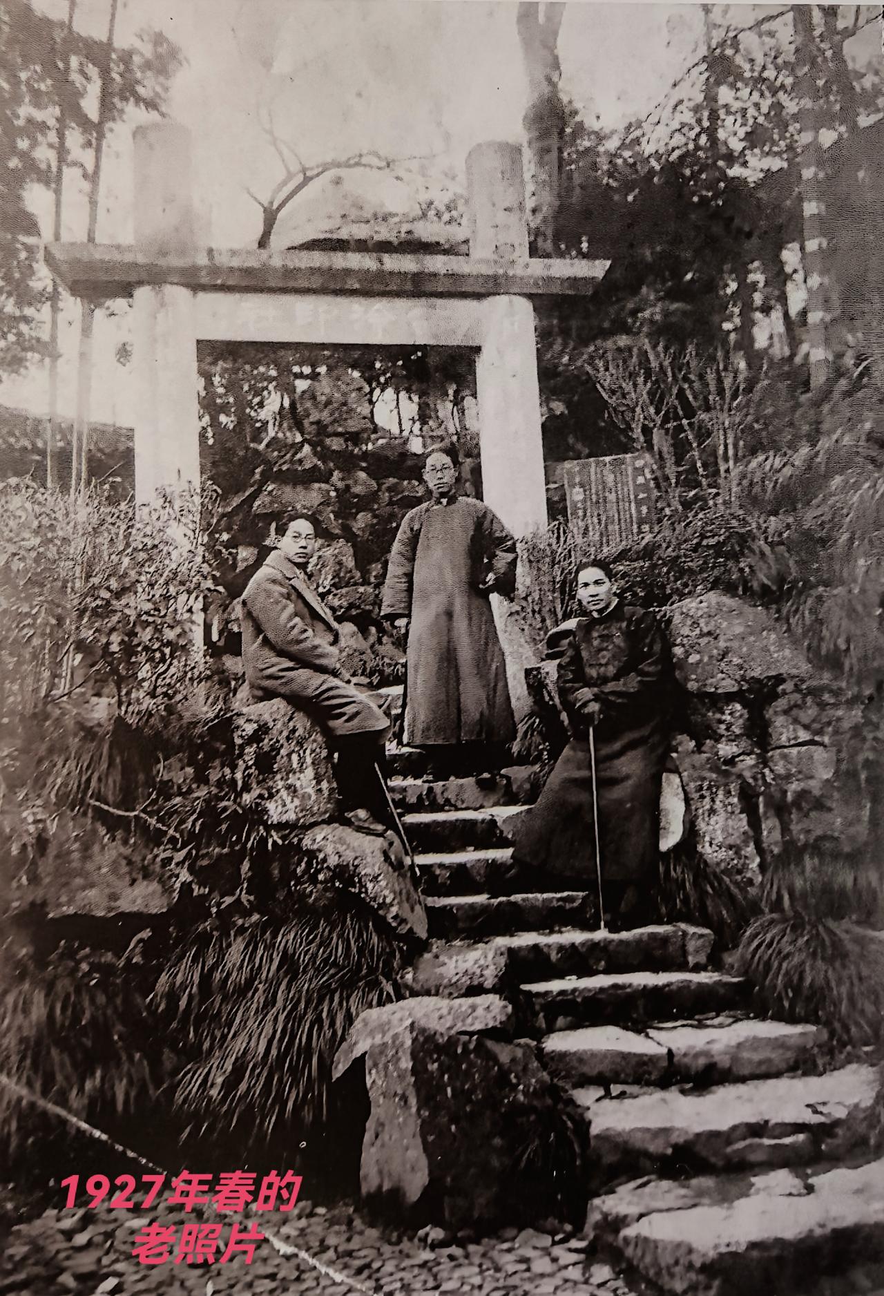 1904 年创立于杭州孤山的金石篆刻学术团体，被誉为“天下第一名社”‌；
印社以