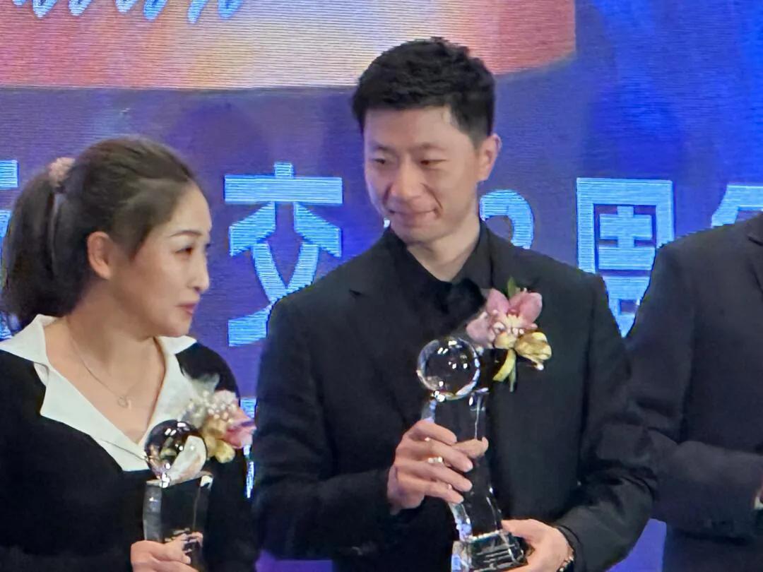 马龙&刘诗雯国乒颜值担当，又拿奖了！
秦指导也去了，好帅气，还有魅力，气质好！