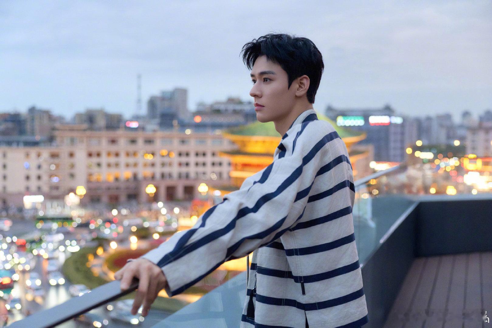 自然堂与龚俊实力共赴 始终以高标准要求自己，在演艺路上不断突破自我。他认真对待每